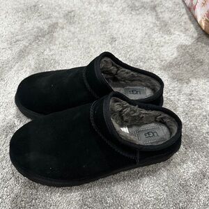 UGG Classic slipper (women’s) Black